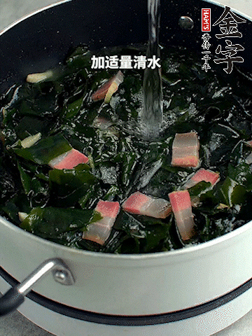 放入泡發好的裙帶菜翻炒一下，加適量清水燉煮。