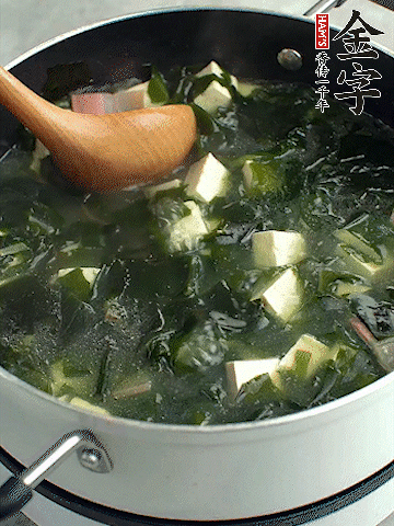 煮到沸騰后，再放入豆腐蓋蓋子煮3分鐘。