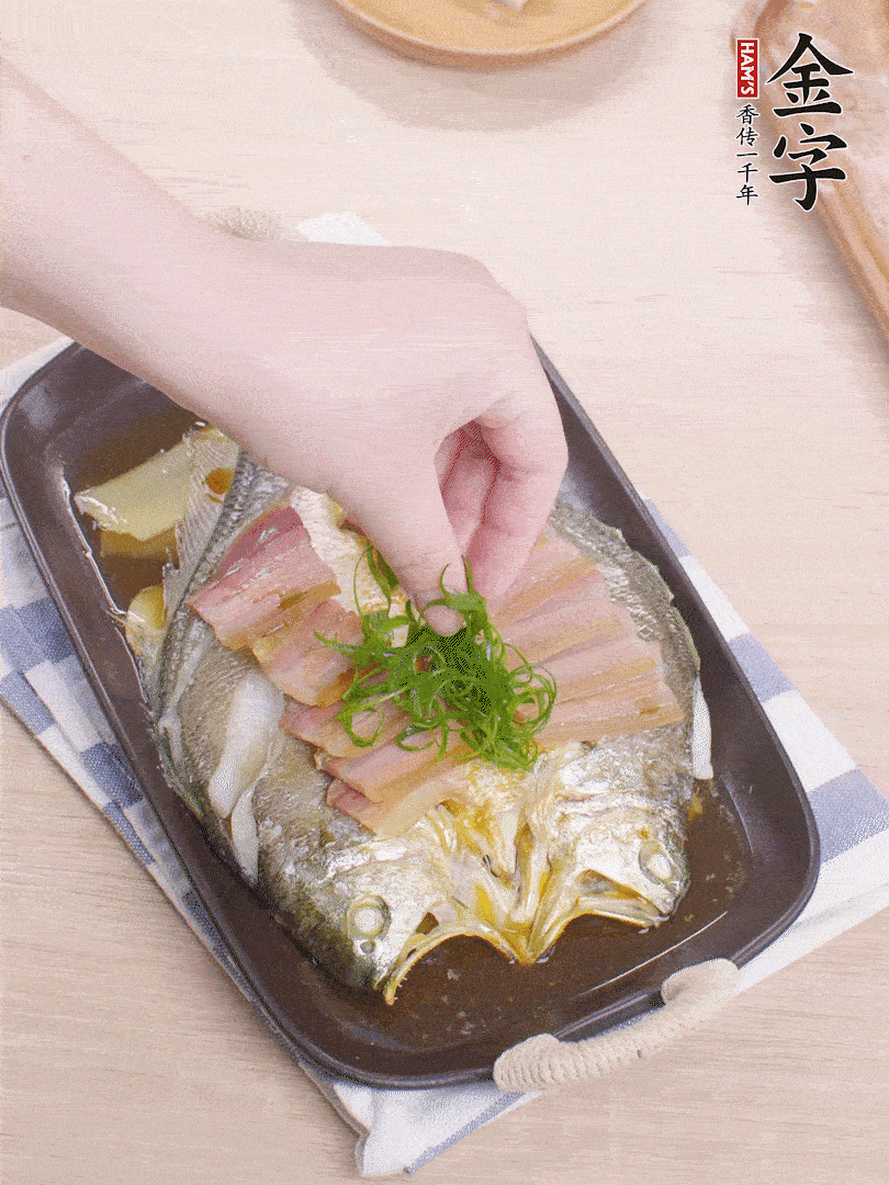 取出姜蔥，淋2勺蒸魚豉油，擺蔥絲。