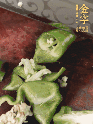 辣椒洗凈斜切成段，蒜切片。