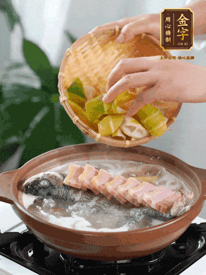 倒開水燉煮后轉移入砂鍋，淋料酒去腥、加少許鹽調味，再依次加咸肉、春筍燉煮15分鐘。